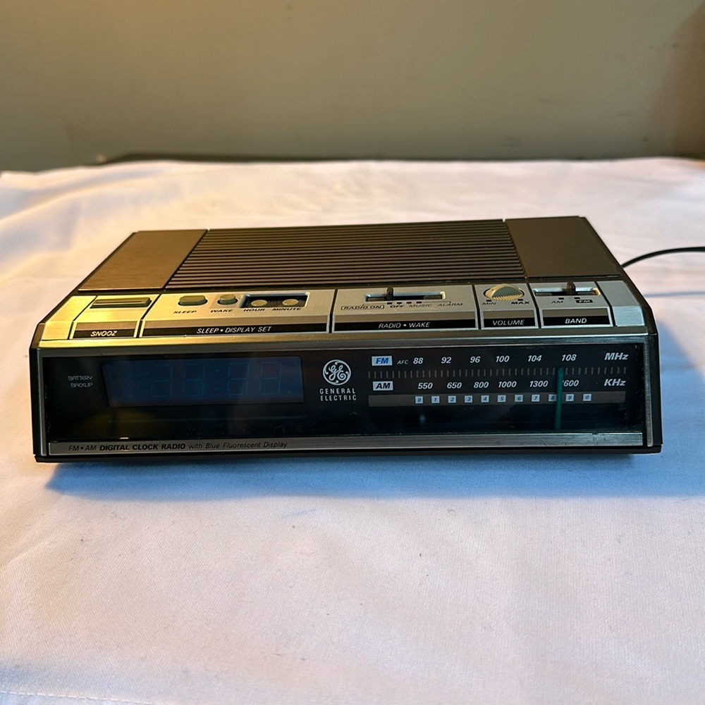 Vint clock radio General Electric Rad and alar